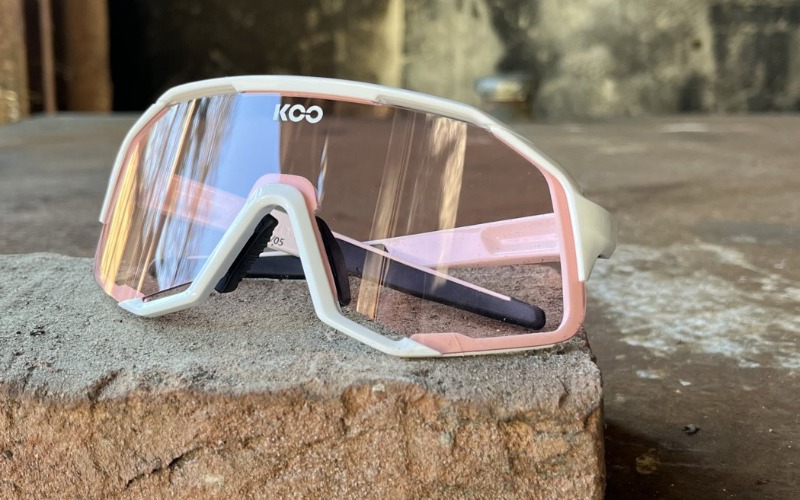 <p>KOO is opgericht in 2016 in Italië en heeft zich ten doel gesteld premium brillen met een frisse twist te ontwikkelen. Ze ontwerpen en produceren in Italië. KOO gebruikt voor alle brillen top-notch Zeiss® lenzen voor optimaal zicht en duurzaamheid. In onze lijn van top fietsen, kleding en accessoires past KOO perfect.  </p>
