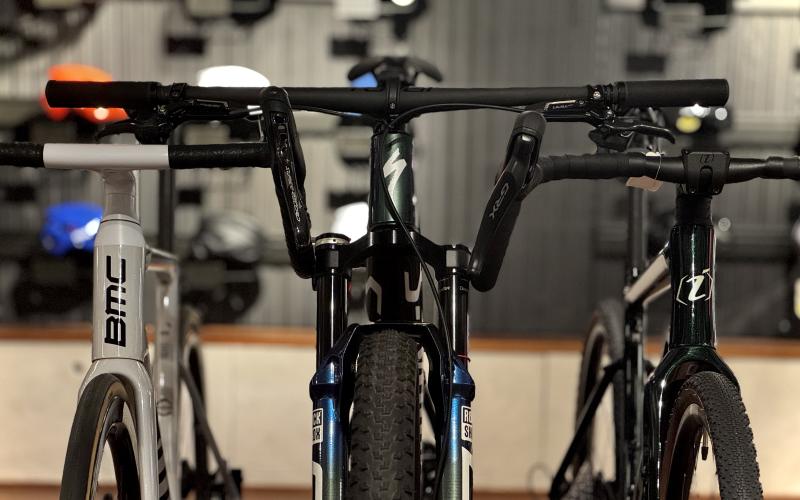 <p>Bij ons vind je topmerken zoals Specialized, Isaac, BMC, en Brompton. Van innovatief design tot Zwitserse precisie &ndash; wij hebben voor iedere fietser het perfecte merk. Kom langs in onze winkel en ontdek welke fiets bij jou past. Ons team staat klaar om je te adviseren en je fietservaring te verbeteren!</p>
