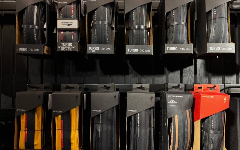 <p>Of je nu op zoek bent naar wielen, een nieuw stuur, of reserveonderdelen &ndash; wij hebben het allemaal. Ons uitgebreide assortiment zorgt ervoor dat jouw fiets altijd in topconditie blijft. Kom langs en laat je adviseren door onze experts. Samen zorgen we ervoor dat jij zorgeloos de weg op kunt!</p>
