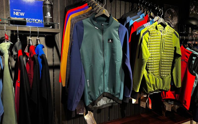 <p>Als fanatieke fietser weet je hoe belangrijk goede fietskleding is. Met Etxeondo en Assos kies je voor comfort, functionaliteit en stijl. Of je nu traint of geniet van een rit, deze merken zorgen ervoor dat jij optimaal presteert. Kom langs en ontdek de kleding die bij jouw ritten past!</p>
