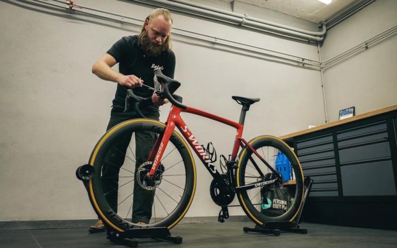 <p>Heb je een technische vraag voor onze monteurs, ben je benieuwd naar een bikefit of zoek je gewoon advies? Wij staan voor je klaar! Ontdek hoe wij je kunnen helpen om het meeste uit jouw fiets te halen, zodat je altijd optimaal kunt presteren.</p>
